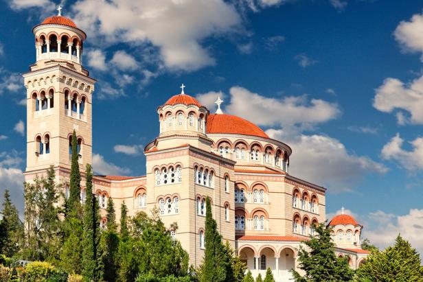 Die griechisch-orthodoxe Kirche Agia Triada in Thessaloniki unter blauem Himmel.