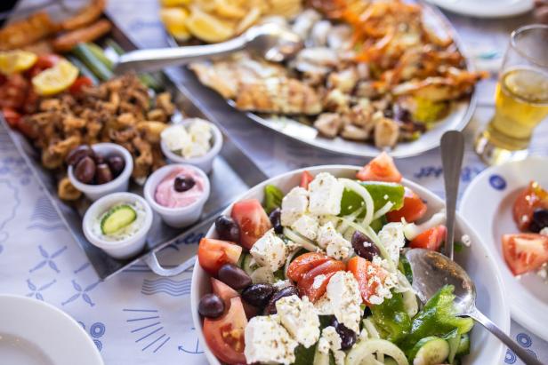 Ein griechischer Salat mit Tomaten, Gurken, Oliven und Feta-Käse wird serviert.