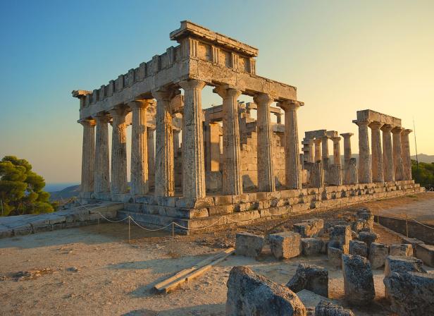 Die Ruinen des Tempels der Aphaia auf der griechischen Insel Ägina.