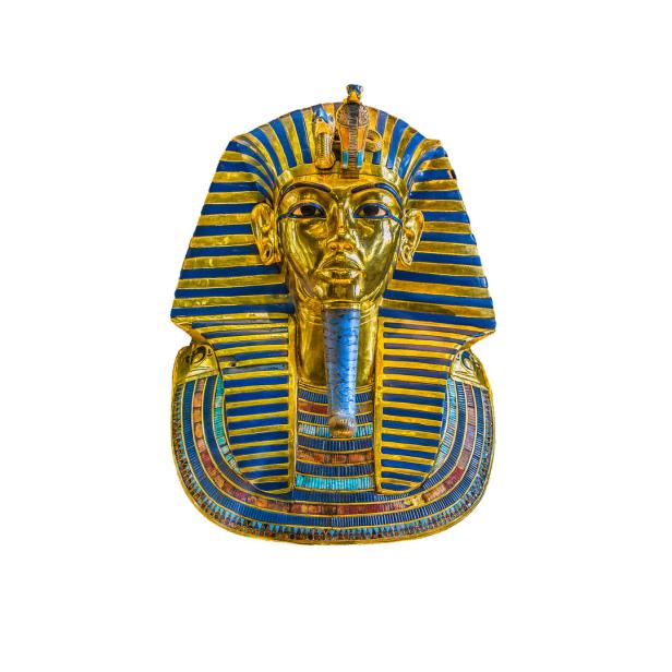 Die goldene Totenmaske des Tutanchamun vor einem weißen Hintergrund.