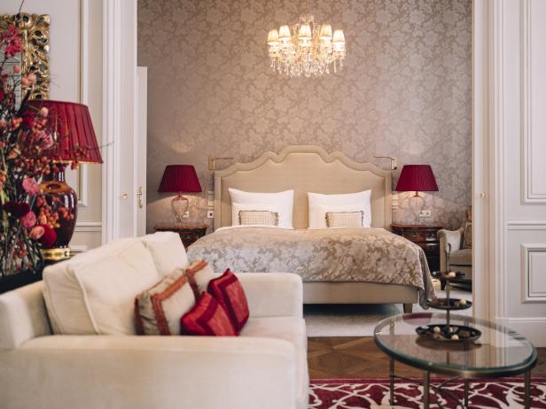 Ein luxuriöses Schlafzimmer im Hotel Sacher in Wien.