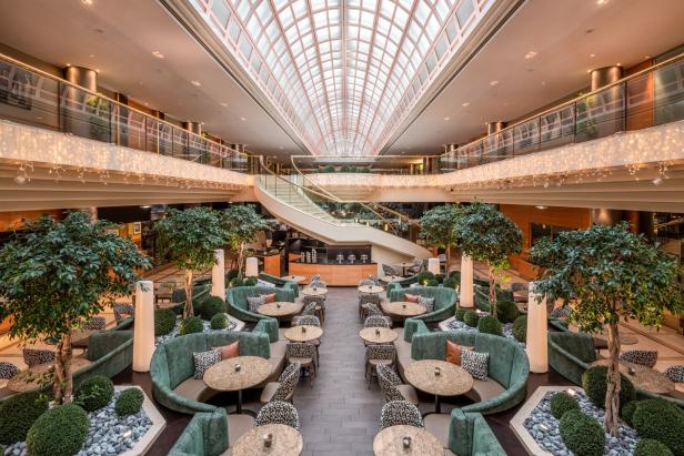 Die Lobby des Vienna Marriott Hotels mit Sitzgruppen und einer Treppe.