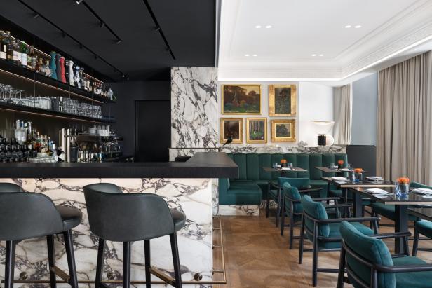 Innenansicht des Restaurants „The Amauris Vienna“ mit Bar und Sitzbereich.
