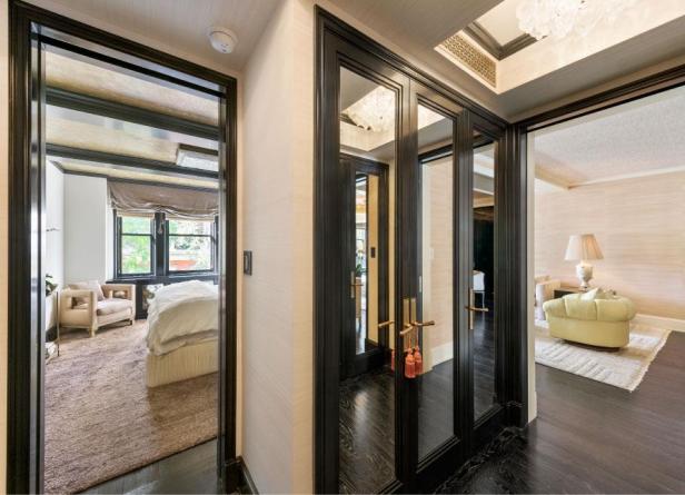 Blick durch mehrere Türen in Schlaf- und Wohnzimmer eines Hauses.