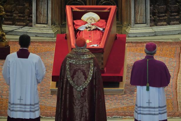Pope Francis' body is transferred to St. Peter's Basilica Papst-Tod: Seine letzte Reise führt 6 Kilometer durch Rom
