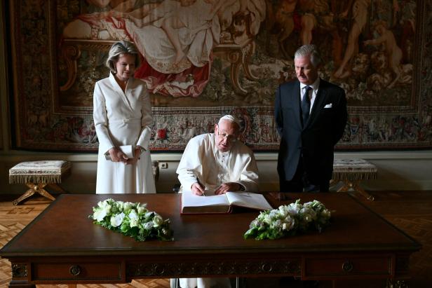 Pope Francis signs the Book of Honour at the Castle of Laeken, near Brussels Katholischer Dresscode: Wer bei Papst-Besuchen Weiß tragen darf