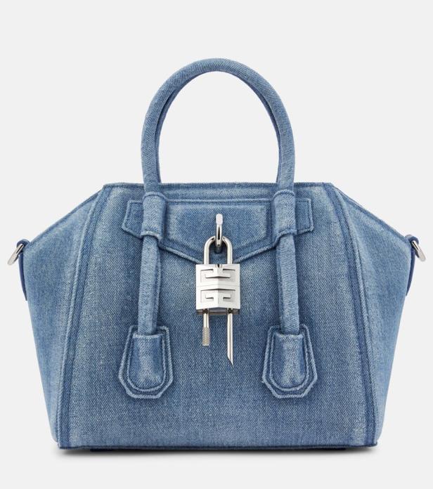 Eine blaue Givenchy Antigona Tasche aus Denim mit silbernem Vorhängeschloss.