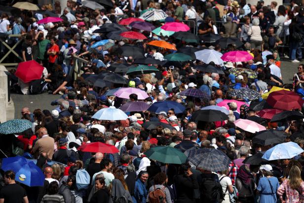 People pay respects to body of Pope Francis in St. Peter's Basilica at the Vatican Papst-Tod: Seine letzte Reise führt 6 Kilometer durch Rom