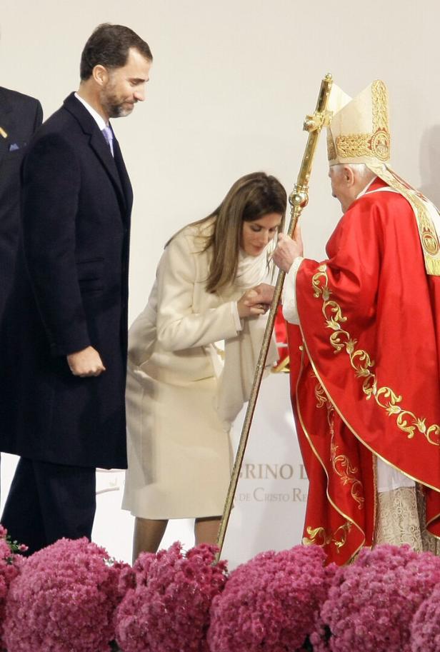 Spain's Princess Leticia followed by Prince Felipe kisses the ring of Pope Benedict XVI after the mass at the Santiago de Compostela Cathedral Katholischer Dresscode: Wer bei Papst-Besuchen Weiß tragen darf