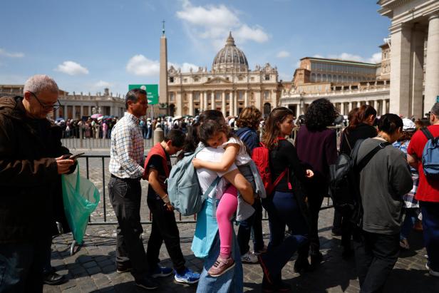 People pay respects to body of Pope Francis in St. Peter's Basilica at the Vatican Papst-Tod: Seine letzte Reise führt 6 Kilometer durch Rom