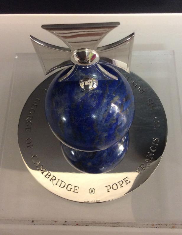 Papst Franziskus gab Queen Elizabeth II. 2014 für Prinz George eine Lapislazuli-Kugel mit aufgesetzten Kreuz mit Wie Queen 2014 auf Papst Franziskus' "unbezahlbares" Geschenk für George reagierte