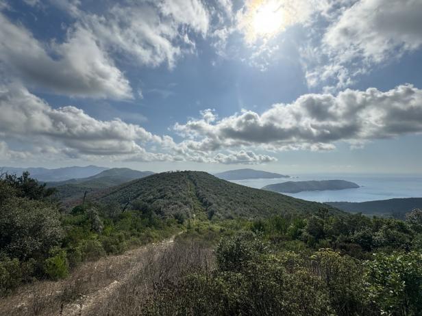 Blick von oben Insel Elba Meer Wanderweg