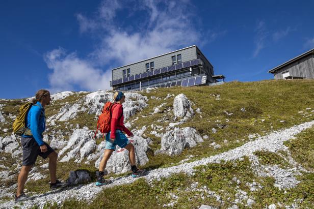 Wanderer am Hochschwab vor dem Schiestlhaus
