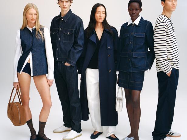 Fünf Models präsentieren verschiedene Denim-Outfits vor einem neutralen Hintergrund.