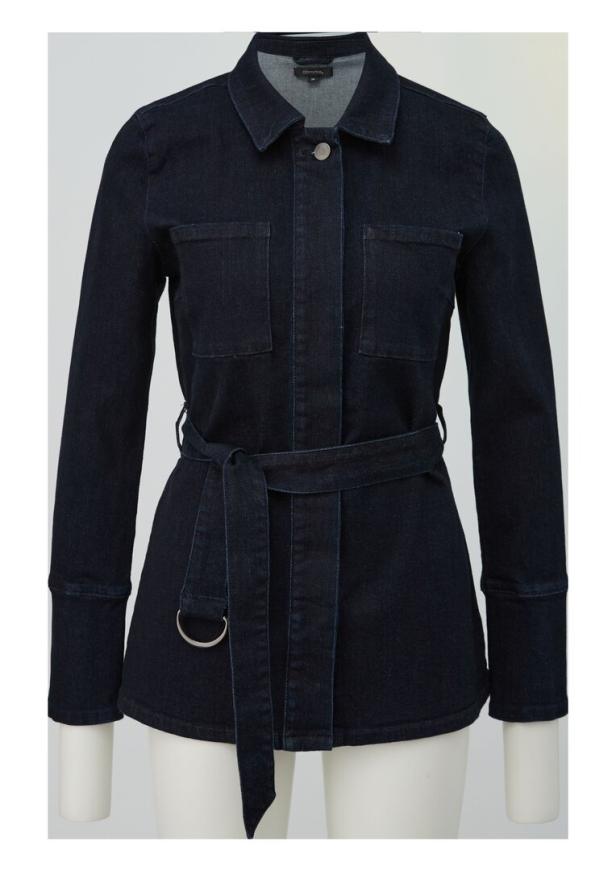Eine dunkelblaue Jeansjacke mit Gürtel und aufgesetzten Taschen.