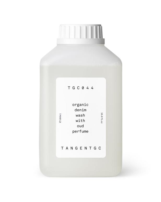 Eine Flasche „Tangent GC“ Bio-Jeanswaschmittel mit Oud-Parfüm.