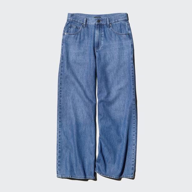 Eine hellblaue, weit geschnittene Jeanshose liegt vor einem hellgrauen Hintergrund.