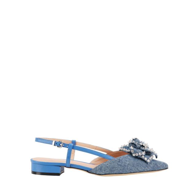 Ein blauer Slingpumps mit Absatz und einer Stoffblume mit Strasssteinen verziert.