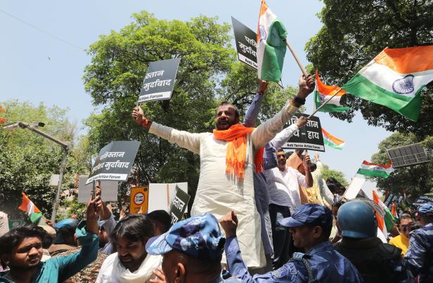 Protests near Pakistan High Commission in New Delhi over Pahalgam deadly attack Indien: Nach Anschlag werden alle pakistanischen Bürger ausgewiesen