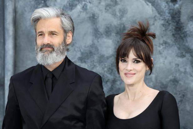 Winona Ryder und ein Mann bei der UK-Premiere von „Beetlejuice Beetlejuice“ in London.