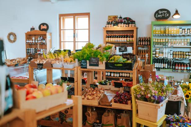 Ein Verkaufsstand mit frischem Gemüse, Obst und anderen regionalen Produkten.