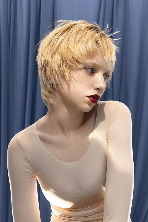 Model aus dem Salon Steinmetz-Bundy mit Trendfrisur 2025.