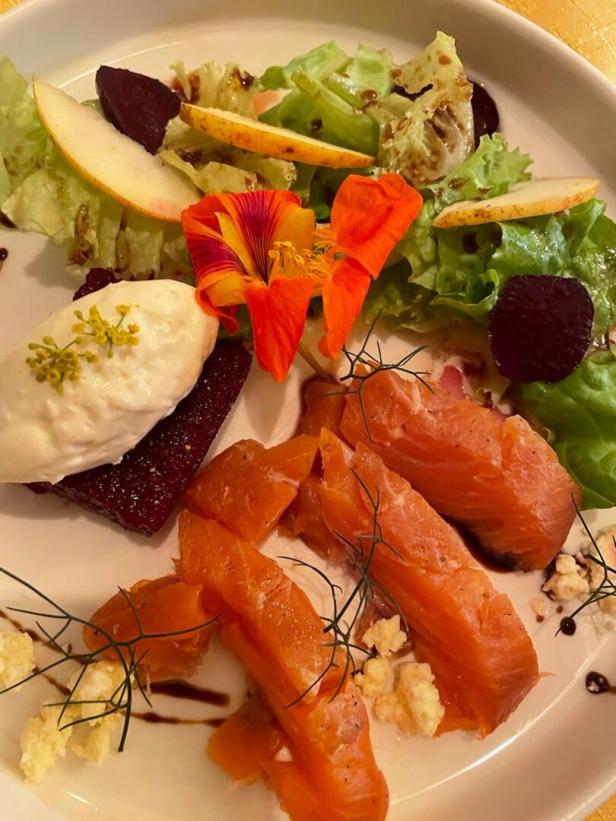 Lachs garniert mit Blumen auf einem Teller