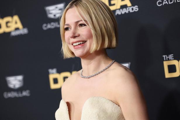 Michelle Williams lächelt auf dem roten Teppich der DGA Awards.