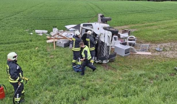 Pritschenwagen überschlug sich im Bezirk Amstetten: Zwei Verletzte im Spital