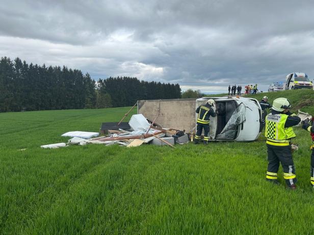 Pritschenwagen überschlug sich im Bezirk Amstetten: Zwei Verletzte im Spital