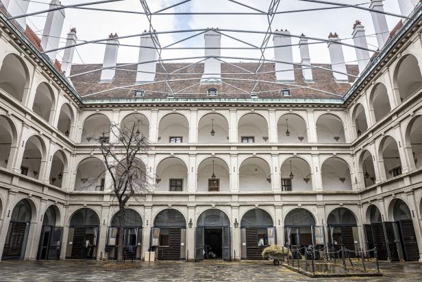 Der Innenhof der Hofburg in Wien mit einem Baum und einer Heukarren.