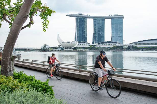 Mit Rad durch die futuristische Marina Bay, mit dem ikonischen Hotel im Hintergrund