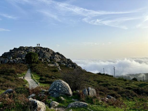 Hier startet der „PR3 MCQ – Trilho da Fóia“-Trail als Teil des Monchique Walking Festivals