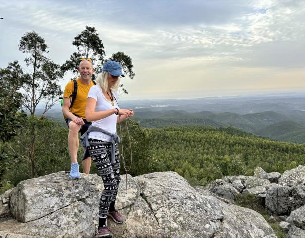 Zwei Wanderer am Picos Point an der Algarve