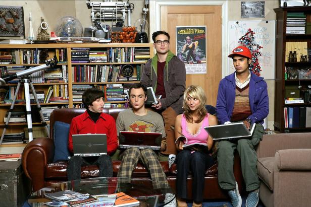 Simon Helberg, Jim Parsons, Johnny Galecki, Kaley Cuoco & Kunal Nayyar Characters: Howard Wolowitz, Sheldon Cooper, Leon Warum sich "Big Bang Theory"-Star Johnny Galecki aus dem Rampenlich zurückgezogen hat
