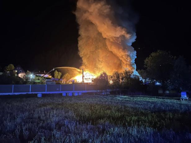 Mysteriöse Serie: Erneut zerstört Großbrand in Tirol Bauernhof