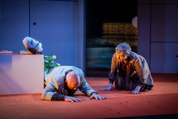 Theaterstück "Siebenundfünfzig": Ein beklemmendes Abbild der Realität