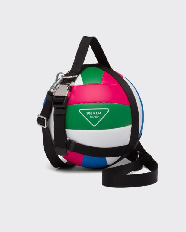 Eine farbenfrohe Prada-Tasche in Form eines Balls mit Tragegurt.