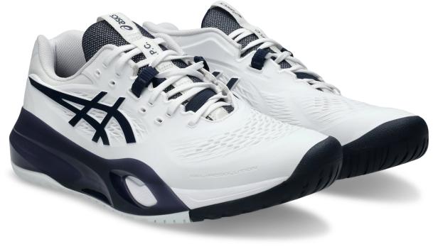 Ein Paar weiße Asics Gel-Resolution Tennisschuhe mit marineblauen Akzenten.