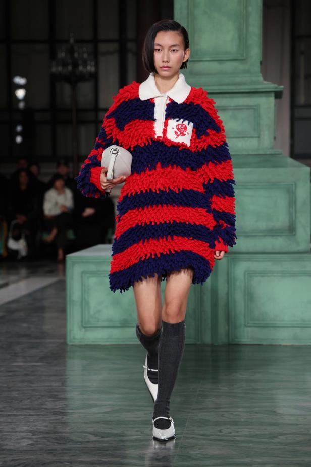 Model mit einem Rugby-Kleid mit Fransen.