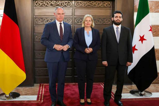 Karner und Faeser in Syrien: Auf einen Tee mit Rebellen