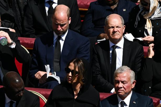 Der britische Thronfolger Prinz William neben Olaf Scholz Der britische Thronfolger Prinz William neben Olaf Scholz