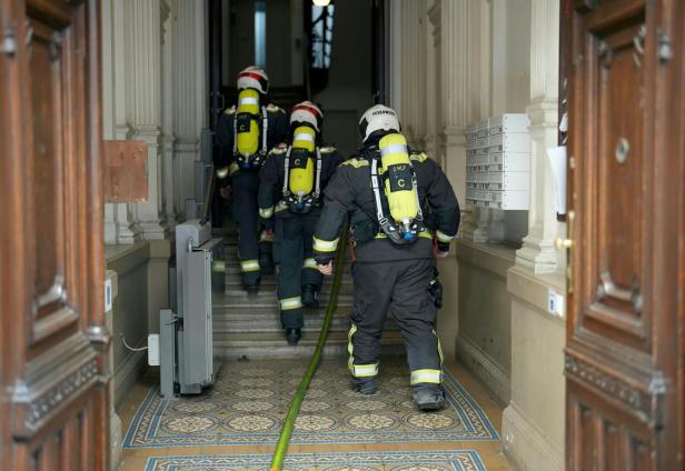 ++ THEMENBILD ++ FEUERWEHR / FEUERWEHRMANN / FEUERWEHRMÄNNER / BERUFSFEUERWEHR WIEN / BRAND Mysteriöser Leichenfund: Obduktionsergebnis liegt vor