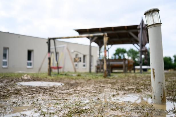 NIEDERÖSTERREICH: UNWETTER - AUFRÄUMARBEITEN NACH ERNEUTEM STARKREGEN BEI HOLLABRUNN