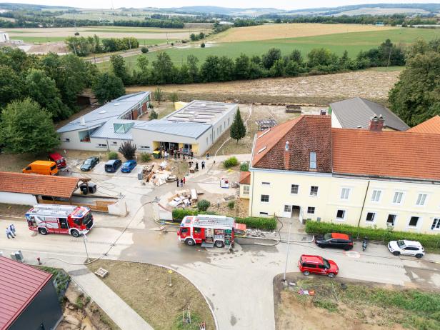 NIEDERÖSTERREICH: UNWETTER - AUFRÄUMARBEITEN NACH ERNEUTEM STARKREGEN BEI HOLLABRUNN