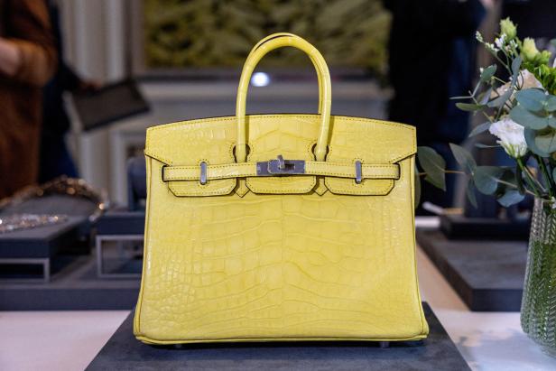 Eine Mimosa Matte Mississippiensis Alligator Birkin Handtasche von Hermès wird während einer Auktionsvorschau bei Sotheby's in Genf gezeigt.