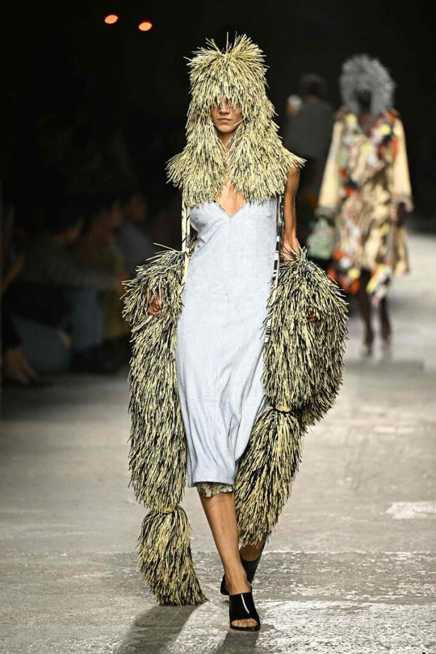 Ein Model präsentiert ein Outfit von Bottega Veneta auf dem Laufsteg in Mailand.