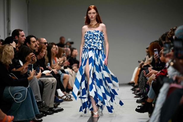 Ein Model präsentiert ein blau-weißes Kleid von Missoni auf einer Mailänder Modenschau.