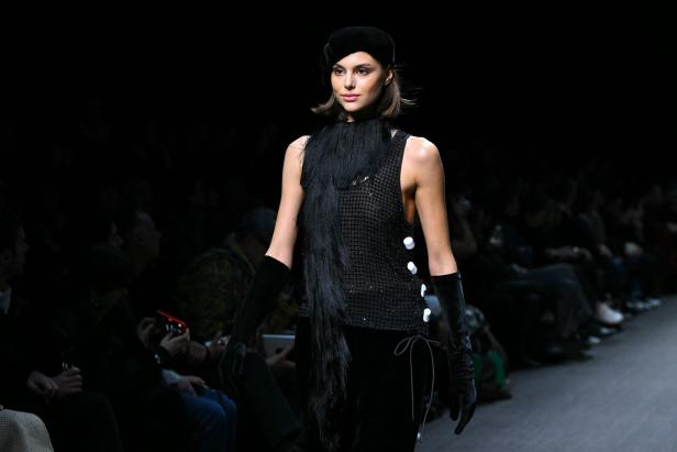 Ein Model präsentiert ein Outfit von Giorgio Armani auf einer Mailänder Modenschau.