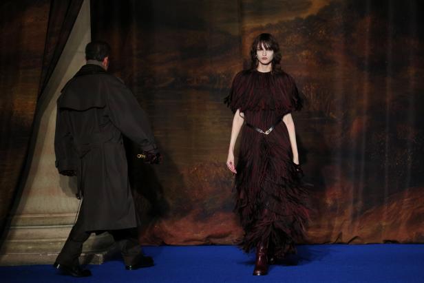 Eine Frau in einem Fransenkleid auf dem Burberry-Laufsteg in London.